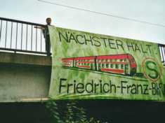 Transparent zum Friedrich-Franz-Bahnhof